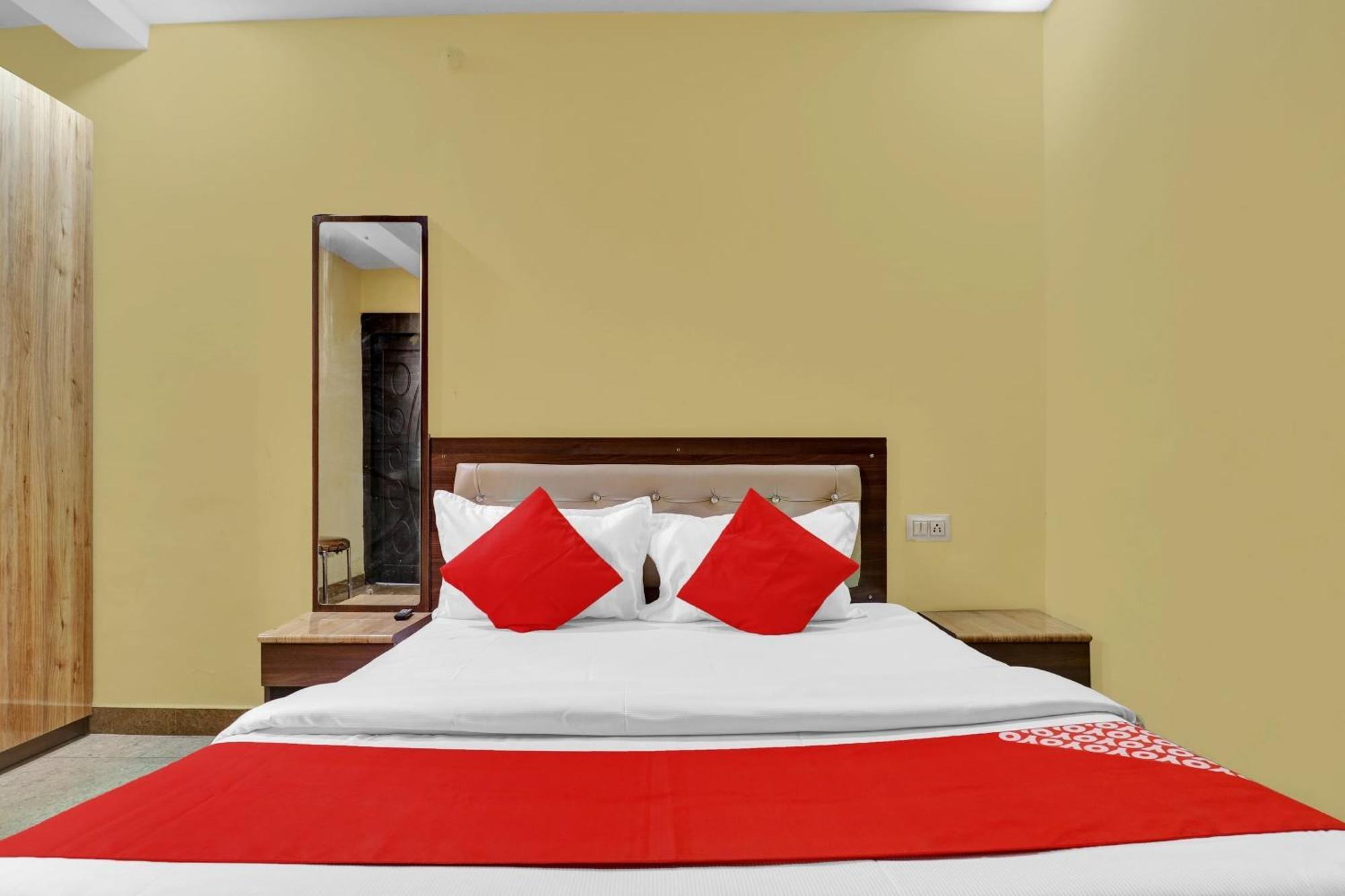 Capital O Royal Inn Near Laskar Gwalior Exterior foto